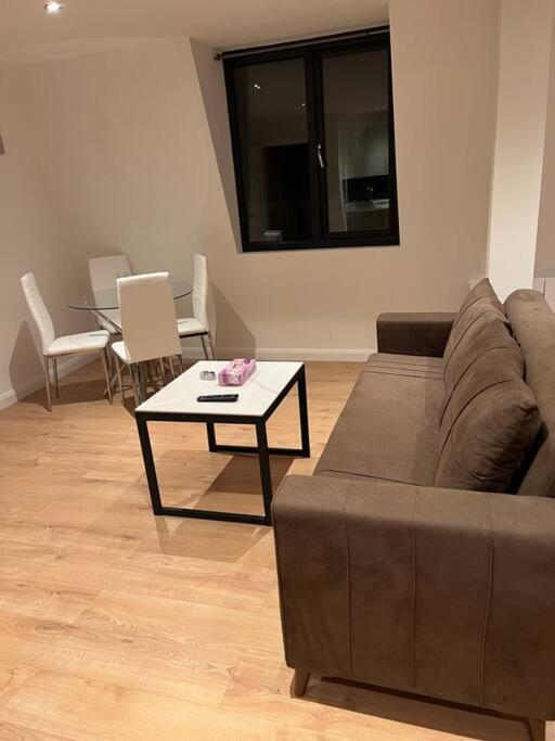 010- Lovely One Bedroom In Ealing F6 ภายนอก รูปภาพ