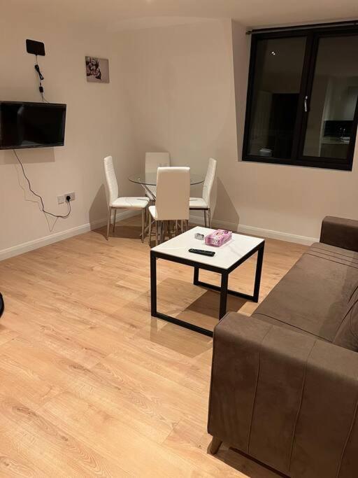 010- Lovely One Bedroom In Ealing F6 ภายนอก รูปภาพ