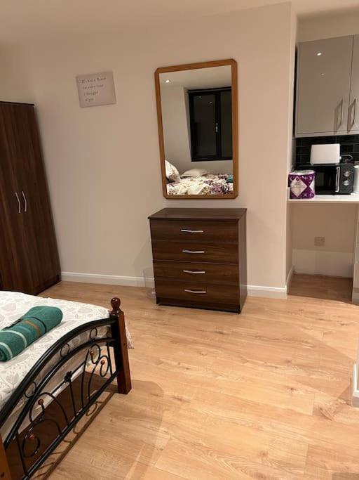 010- Lovely One Bedroom In Ealing F6 ภายนอก รูปภาพ